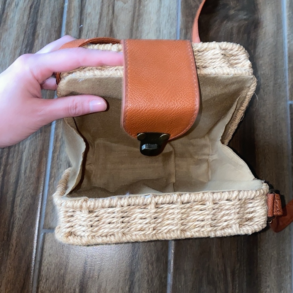 🌵Adorable Tan Woven Crossbody Bag! - Picture 5 of 10